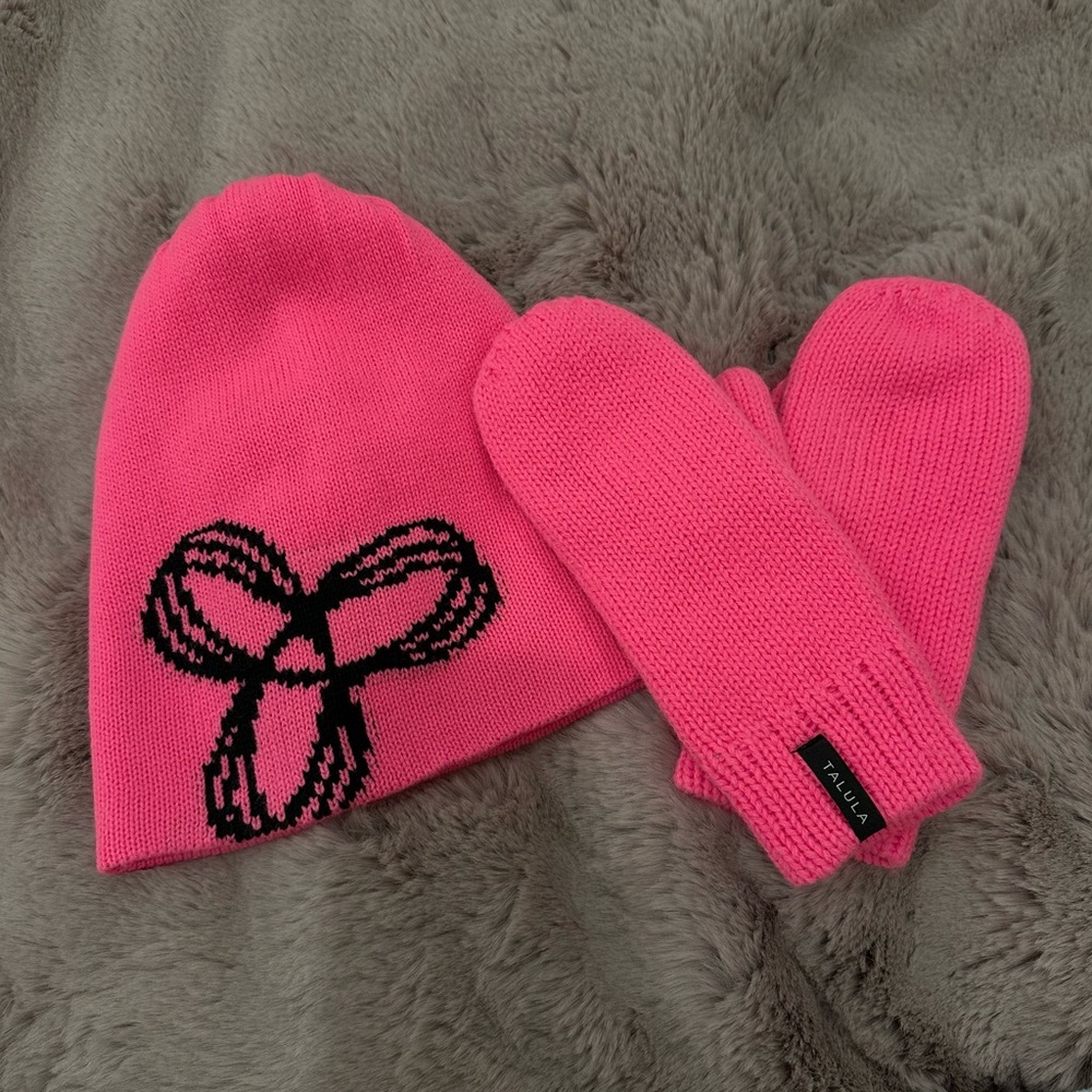 Aritzia TNA and Talula Beanie and Mittens Set